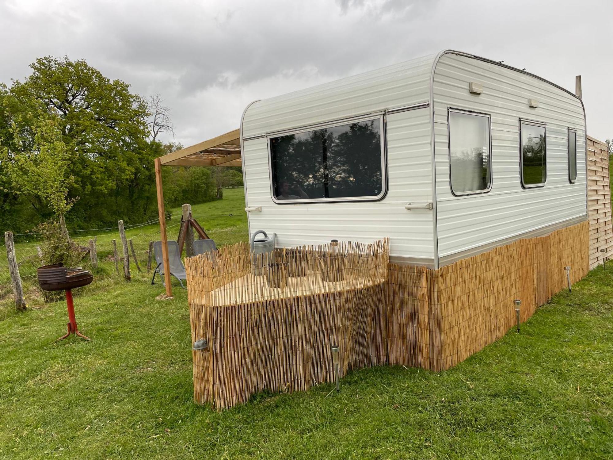 Caravane A La Nuitee Hotel Saint-Parize-le-Chatel Eksteriør billede